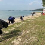 Nicole Seah Instagram - Thankful for the splendid weather this morning as the skies cleared up for the @wpyouthwing beach clean-up at East Coast park! Many participants ended up bringing their family members along, from toddlers to teenagers. They also provided feedback that the activity was meaningful and made them more aware of how we dispose of waste, and the need to keep our environment clean. Zero waste may be a challenging ambition for many, but all it takes sometimes are little actionable steps such as minimising our use of one-off disposables as we move towards a more mindful direction as a community. On a social note, my 4 year old had lots of fun interacting with the other kids today, and played with VP and fellow CEC member @nathanielkoh.sg ‘s toddler son. Also thankful to @abdulshariff.sg and @fadli_fawzi for always being supportive of youth wing activities!