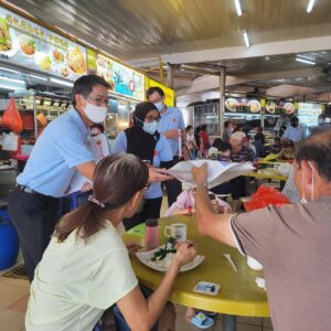 Nicole Seah Instagram - Hammer sale at Kovan 209 market today, in the ward of MP @sylvialim65 . The market was bustling with good food and long queues! Had the pleasure of walking with Marine Parade GRC candidate @fadli_fawzi and seasoned WP veterans. Following which, had to make the best of a precious Sunday by bringing the eldest out for a swim. Wishing all a restful National Day weekend.