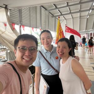 Nicole Seah Instagram - Hammer sale at Kovan 209 market today, in the ward of MP @sylvialim65 . The market was bustling with good food and long queues! Had the pleasure of walking with Marine Parade GRC candidate @fadli_fawzi and seasoned WP veterans. Following which, had to make the best of a precious Sunday by bringing the eldest out for a swim. Wishing all a restful National Day weekend.
