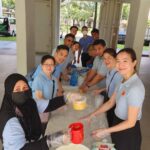 Nicole Seah Instagram – Selamat berbuka puasa! Pasukan EC telah membungkus bubur untuk blok sewa di Fengshan bersama sukarelawan AP Faisal di Kaki Bukit. Bubur itu sangat berbeza daripada yang biasa saya lihat dalam masakan Teochew dan Kantonis. Ini serupa dengan versi “jok” sup kambing yang sangat menyelerakan dan beraroma! Saya bertanya kepada rakan seperjuangan parti @abdulshariff.sg tentang asal usul bubur ini dan, sesuai dengan pengalamannya sebagai seorang bekas penyelidik, dia memberikan latarbelakang sejarah yang munasabah tentang tradisi ini. Ia mungkin bermula pada tahun 1949 di mana bubur dihidangkan kepada jemaah berbuka puasa di masjid. Pada masa-masa berikutnya, ia mula diedarkan kepada orang ramai secara percuma sepanjang bulan Ramadan. Dikenali sebagai Bubur Lambuk, ia juga mengandungi rempah yang menghangatkan dan berkhasiat seperti bunga lawang dan buah pelaga yang mempunyai khasiat kesihatan yang diakui. Bubur yang kami sajikan khususnya ini mendapat sambutan ramai kerana ia ditempah dari katering Hasan Rabit, sebuah toko makan yang termasyhur dan terkenal dengan briyaninya. Apabila kami menghantar bubur dan kurma kepada penduduk, mereka sangat teruja setiap kali kami menyebut nama Encik Hasan Rabit dan mengatakan bahawa mereka merasa senang sekali menerima bubur itu!