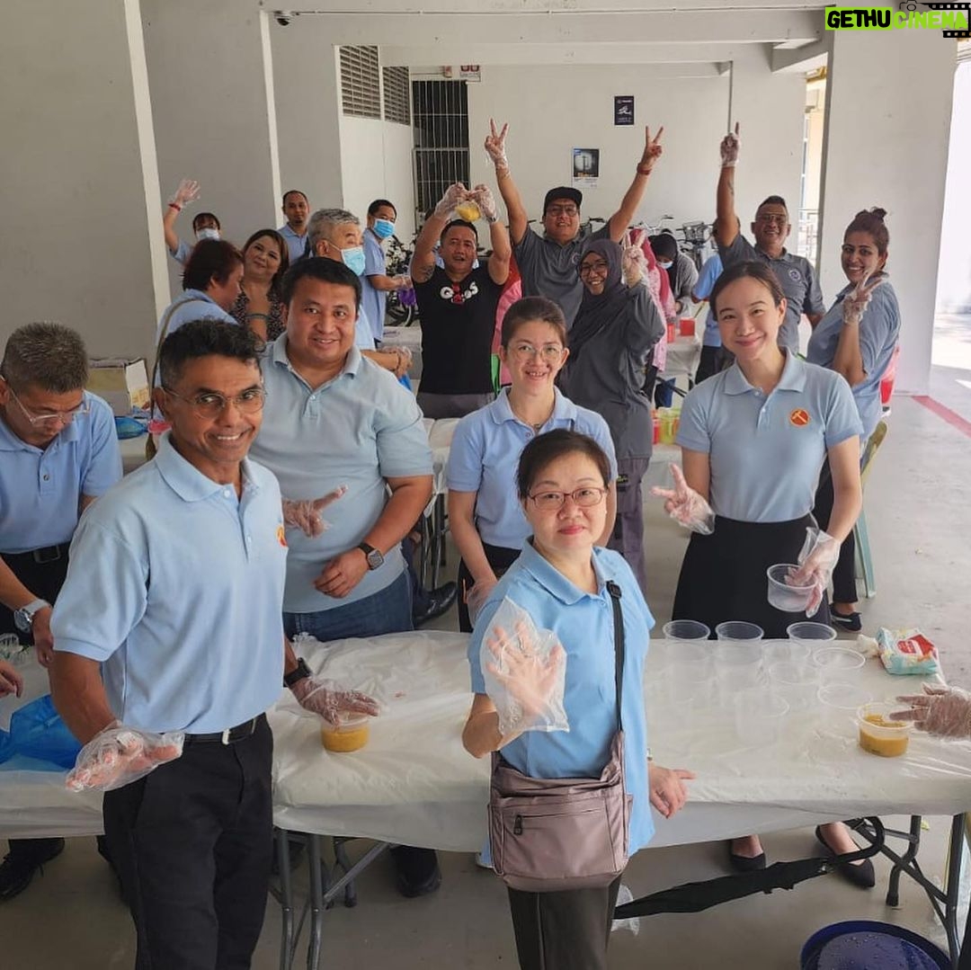 Nicole Seah Instagram - Selamat berbuka puasa! Pasukan EC telah membungkus bubur untuk blok sewa di Fengshan bersama sukarelawan AP Faisal di Kaki Bukit. Bubur itu sangat berbeza daripada yang biasa saya lihat dalam masakan Teochew dan Kantonis. Ini serupa dengan versi "jok" sup kambing yang sangat menyelerakan dan beraroma! Saya bertanya kepada rakan seperjuangan parti @abdulshariff.sg tentang asal usul bubur ini dan, sesuai dengan pengalamannya sebagai seorang bekas penyelidik, dia memberikan latarbelakang sejarah yang munasabah tentang tradisi ini. Ia mungkin bermula pada tahun 1949 di mana bubur dihidangkan kepada jemaah berbuka puasa di masjid. Pada masa-masa berikutnya, ia mula diedarkan kepada orang ramai secara percuma sepanjang bulan Ramadan. Dikenali sebagai Bubur Lambuk, ia juga mengandungi rempah yang menghangatkan dan berkhasiat seperti bunga lawang dan buah pelaga yang mempunyai khasiat kesihatan yang diakui. Bubur yang kami sajikan khususnya ini mendapat sambutan ramai kerana ia ditempah dari katering Hasan Rabit, sebuah toko makan yang termasyhur dan terkenal dengan briyaninya. Apabila kami menghantar bubur dan kurma kepada penduduk, mereka sangat teruja setiap kali kami menyebut nama Encik Hasan Rabit dan mengatakan bahawa mereka merasa senang sekali menerima bubur itu!