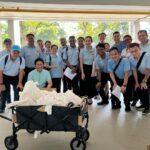 Nicole Seah Instagram - Selamat berbuka puasa! Pasukan EC telah membungkus bubur untuk blok sewa di Fengshan bersama sukarelawan AP Faisal di Kaki Bukit. Bubur itu sangat berbeza daripada yang biasa saya lihat dalam masakan Teochew dan Kantonis. Ini serupa dengan versi "jok" sup kambing yang sangat menyelerakan dan beraroma! Saya bertanya kepada rakan seperjuangan parti @abdulshariff.sg tentang asal usul bubur ini dan, sesuai dengan pengalamannya sebagai seorang bekas penyelidik, dia memberikan latarbelakang sejarah yang munasabah tentang tradisi ini. Ia mungkin bermula pada tahun 1949 di mana bubur dihidangkan kepada jemaah berbuka puasa di masjid. Pada masa-masa berikutnya, ia mula diedarkan kepada orang ramai secara percuma sepanjang bulan Ramadan. Dikenali sebagai Bubur Lambuk, ia juga mengandungi rempah yang menghangatkan dan berkhasiat seperti bunga lawang dan buah pelaga yang mempunyai khasiat kesihatan yang diakui. Bubur yang kami sajikan khususnya ini mendapat sambutan ramai kerana ia ditempah dari katering Hasan Rabit, sebuah toko makan yang termasyhur dan terkenal dengan briyaninya. Apabila kami menghantar bubur dan kurma kepada penduduk, mereka sangat teruja setiap kali kami menyebut nama Encik Hasan Rabit dan mengatakan bahawa mereka merasa senang sekali menerima bubur itu!