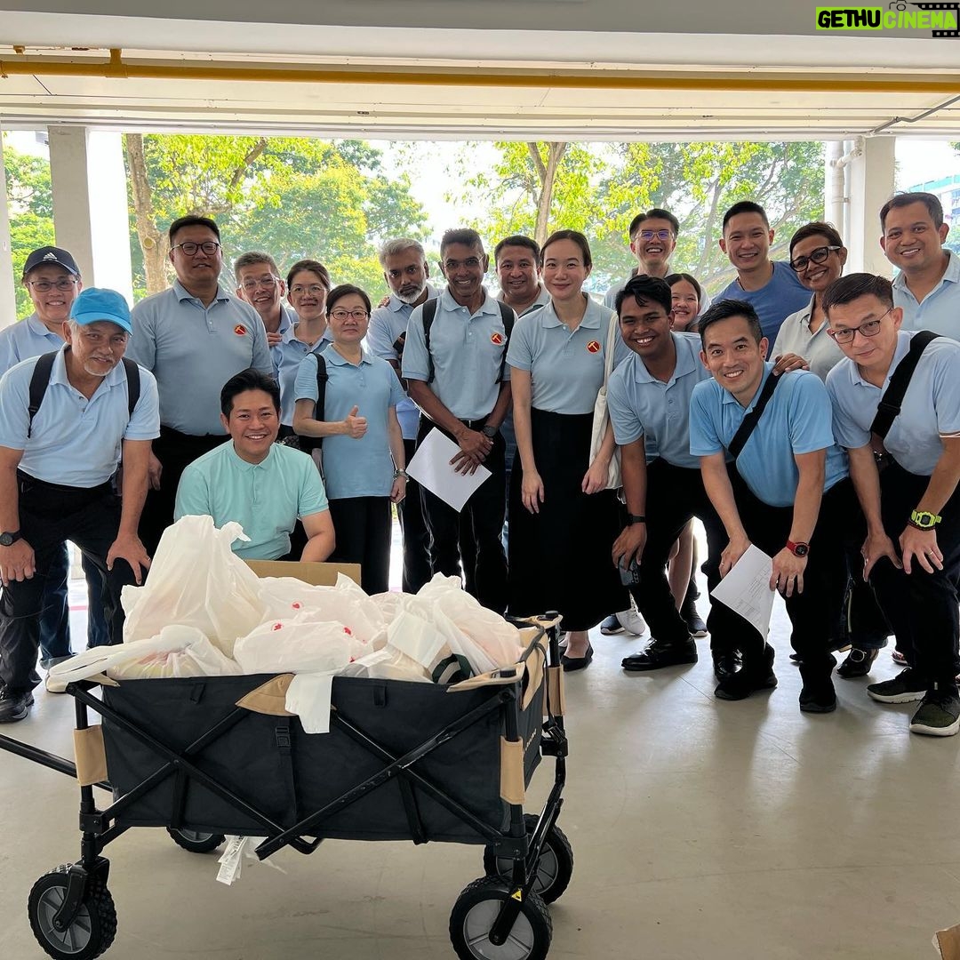 Nicole Seah Instagram - Selamat berbuka puasa! Pasukan EC telah membungkus bubur untuk blok sewa di Fengshan bersama sukarelawan AP Faisal di Kaki Bukit. Bubur itu sangat berbeza daripada yang biasa saya lihat dalam masakan Teochew dan Kantonis. Ini serupa dengan versi "jok" sup kambing yang sangat menyelerakan dan beraroma! Saya bertanya kepada rakan seperjuangan parti @abdulshariff.sg tentang asal usul bubur ini dan, sesuai dengan pengalamannya sebagai seorang bekas penyelidik, dia memberikan latarbelakang sejarah yang munasabah tentang tradisi ini. Ia mungkin bermula pada tahun 1949 di mana bubur dihidangkan kepada jemaah berbuka puasa di masjid. Pada masa-masa berikutnya, ia mula diedarkan kepada orang ramai secara percuma sepanjang bulan Ramadan. Dikenali sebagai Bubur Lambuk, ia juga mengandungi rempah yang menghangatkan dan berkhasiat seperti bunga lawang dan buah pelaga yang mempunyai khasiat kesihatan yang diakui. Bubur yang kami sajikan khususnya ini mendapat sambutan ramai kerana ia ditempah dari katering Hasan Rabit, sebuah toko makan yang termasyhur dan terkenal dengan briyaninya. Apabila kami menghantar bubur dan kurma kepada penduduk, mereka sangat teruja setiap kali kami menyebut nama Encik Hasan Rabit dan mengatakan bahawa mereka merasa senang sekali menerima bubur itu!