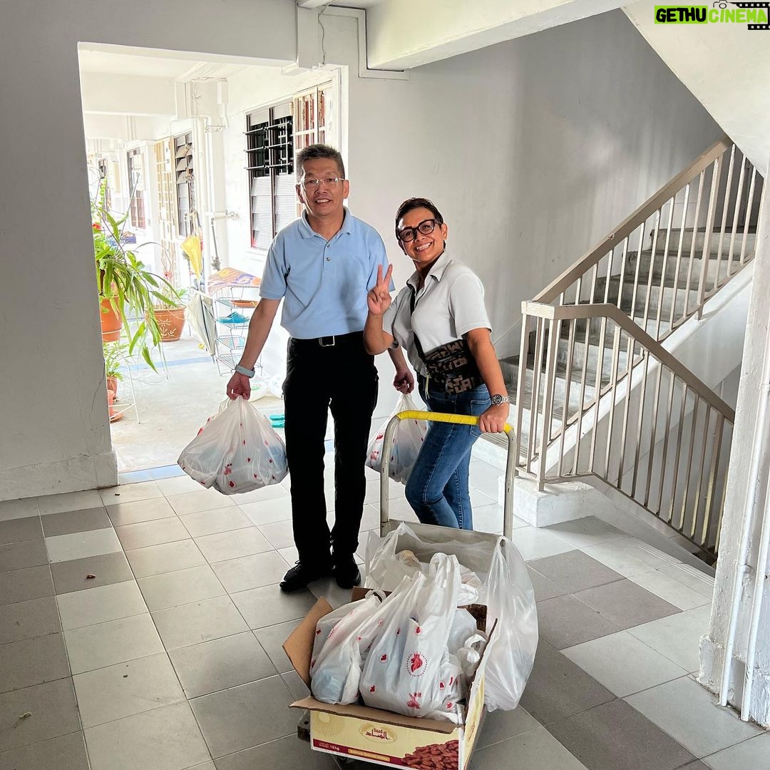 Nicole Seah Instagram - Selamat berbuka puasa! Pasukan EC telah membungkus bubur untuk blok sewa di Fengshan bersama sukarelawan AP Faisal di Kaki Bukit. Bubur itu sangat berbeza daripada yang biasa saya lihat dalam masakan Teochew dan Kantonis. Ini serupa dengan versi "jok" sup kambing yang sangat menyelerakan dan beraroma! Saya bertanya kepada rakan seperjuangan parti @abdulshariff.sg tentang asal usul bubur ini dan, sesuai dengan pengalamannya sebagai seorang bekas penyelidik, dia memberikan latarbelakang sejarah yang munasabah tentang tradisi ini. Ia mungkin bermula pada tahun 1949 di mana bubur dihidangkan kepada jemaah berbuka puasa di masjid. Pada masa-masa berikutnya, ia mula diedarkan kepada orang ramai secara percuma sepanjang bulan Ramadan. Dikenali sebagai Bubur Lambuk, ia juga mengandungi rempah yang menghangatkan dan berkhasiat seperti bunga lawang dan buah pelaga yang mempunyai khasiat kesihatan yang diakui. Bubur yang kami sajikan khususnya ini mendapat sambutan ramai kerana ia ditempah dari katering Hasan Rabit, sebuah toko makan yang termasyhur dan terkenal dengan briyaninya. Apabila kami menghantar bubur dan kurma kepada penduduk, mereka sangat teruja setiap kali kami menyebut nama Encik Hasan Rabit dan mengatakan bahawa mereka merasa senang sekali menerima bubur itu!