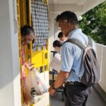 Nicole Seah Instagram - Selamat berbuka puasa! Pasukan EC telah membungkus bubur untuk blok sewa di Fengshan bersama sukarelawan AP Faisal di Kaki Bukit. Bubur itu sangat berbeza daripada yang biasa saya lihat dalam masakan Teochew dan Kantonis. Ini serupa dengan versi "jok" sup kambing yang sangat menyelerakan dan beraroma! Saya bertanya kepada rakan seperjuangan parti @abdulshariff.sg tentang asal usul bubur ini dan, sesuai dengan pengalamannya sebagai seorang bekas penyelidik, dia memberikan latarbelakang sejarah yang munasabah tentang tradisi ini. Ia mungkin bermula pada tahun 1949 di mana bubur dihidangkan kepada jemaah berbuka puasa di masjid. Pada masa-masa berikutnya, ia mula diedarkan kepada orang ramai secara percuma sepanjang bulan Ramadan. Dikenali sebagai Bubur Lambuk, ia juga mengandungi rempah yang menghangatkan dan berkhasiat seperti bunga lawang dan buah pelaga yang mempunyai khasiat kesihatan yang diakui. Bubur yang kami sajikan khususnya ini mendapat sambutan ramai kerana ia ditempah dari katering Hasan Rabit, sebuah toko makan yang termasyhur dan terkenal dengan briyaninya. Apabila kami menghantar bubur dan kurma kepada penduduk, mereka sangat teruja setiap kali kami menyebut nama Encik Hasan Rabit dan mengatakan bahawa mereka merasa senang sekali menerima bubur itu!