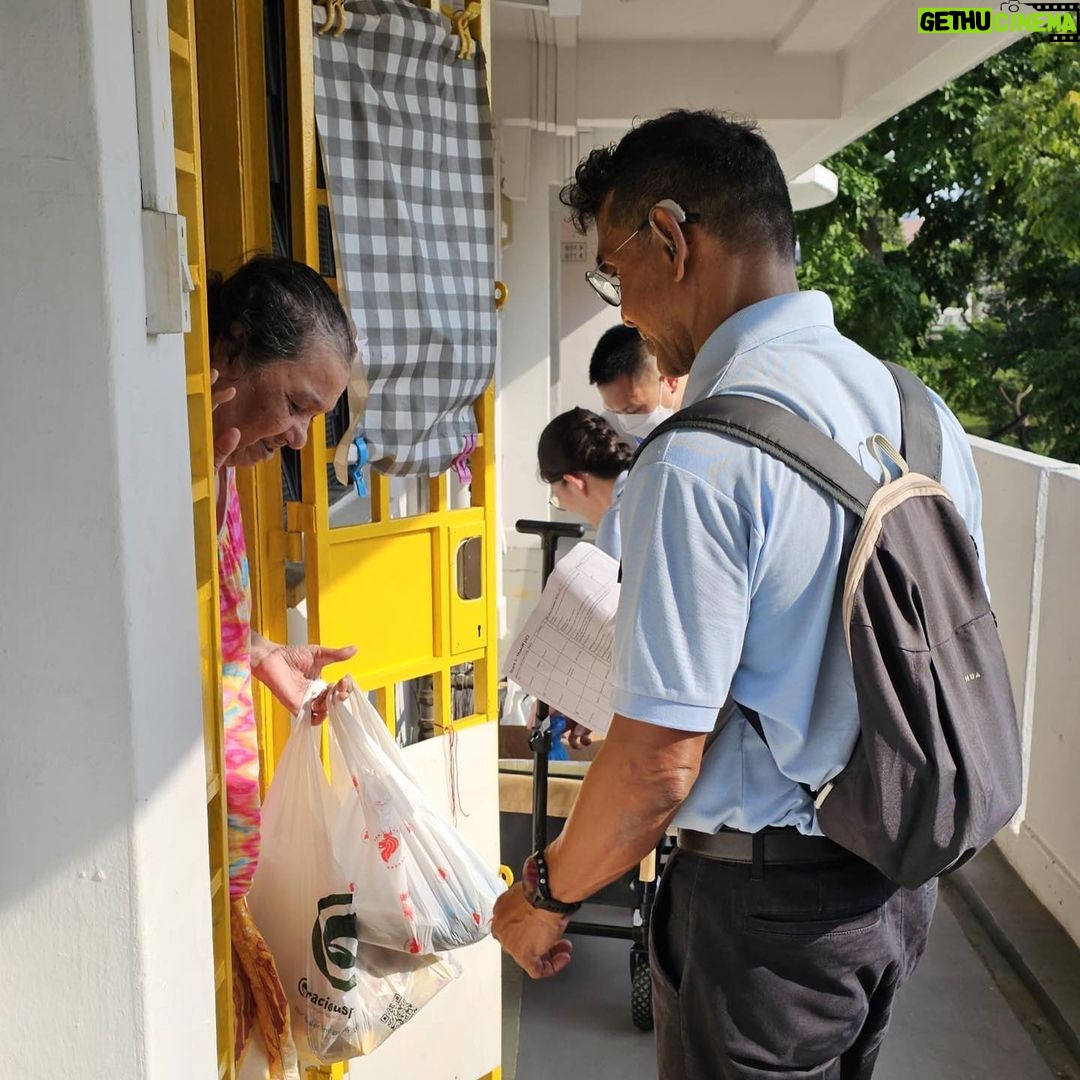 Nicole Seah Instagram - Selamat berbuka puasa! Pasukan EC telah membungkus bubur untuk blok sewa di Fengshan bersama sukarelawan AP Faisal di Kaki Bukit. Bubur itu sangat berbeza daripada yang biasa saya lihat dalam masakan Teochew dan Kantonis. Ini serupa dengan versi "jok" sup kambing yang sangat menyelerakan dan beraroma! Saya bertanya kepada rakan seperjuangan parti @abdulshariff.sg tentang asal usul bubur ini dan, sesuai dengan pengalamannya sebagai seorang bekas penyelidik, dia memberikan latarbelakang sejarah yang munasabah tentang tradisi ini. Ia mungkin bermula pada tahun 1949 di mana bubur dihidangkan kepada jemaah berbuka puasa di masjid. Pada masa-masa berikutnya, ia mula diedarkan kepada orang ramai secara percuma sepanjang bulan Ramadan. Dikenali sebagai Bubur Lambuk, ia juga mengandungi rempah yang menghangatkan dan berkhasiat seperti bunga lawang dan buah pelaga yang mempunyai khasiat kesihatan yang diakui. Bubur yang kami sajikan khususnya ini mendapat sambutan ramai kerana ia ditempah dari katering Hasan Rabit, sebuah toko makan yang termasyhur dan terkenal dengan briyaninya. Apabila kami menghantar bubur dan kurma kepada penduduk, mereka sangat teruja setiap kali kami menyebut nama Encik Hasan Rabit dan mengatakan bahawa mereka merasa senang sekali menerima bubur itu!