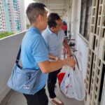 Nicole Seah Instagram – Selamat berbuka puasa! Pasukan EC telah membungkus bubur untuk blok sewa di Fengshan bersama sukarelawan AP Faisal di Kaki Bukit. Bubur itu sangat berbeza daripada yang biasa saya lihat dalam masakan Teochew dan Kantonis. Ini serupa dengan versi “jok” sup kambing yang sangat menyelerakan dan beraroma! Saya bertanya kepada rakan seperjuangan parti @abdulshariff.sg tentang asal usul bubur ini dan, sesuai dengan pengalamannya sebagai seorang bekas penyelidik, dia memberikan latarbelakang sejarah yang munasabah tentang tradisi ini. Ia mungkin bermula pada tahun 1949 di mana bubur dihidangkan kepada jemaah berbuka puasa di masjid. Pada masa-masa berikutnya, ia mula diedarkan kepada orang ramai secara percuma sepanjang bulan Ramadan. Dikenali sebagai Bubur Lambuk, ia juga mengandungi rempah yang menghangatkan dan berkhasiat seperti bunga lawang dan buah pelaga yang mempunyai khasiat kesihatan yang diakui. Bubur yang kami sajikan khususnya ini mendapat sambutan ramai kerana ia ditempah dari katering Hasan Rabit, sebuah toko makan yang termasyhur dan terkenal dengan briyaninya. Apabila kami menghantar bubur dan kurma kepada penduduk, mereka sangat teruja setiap kali kami menyebut nama Encik Hasan Rabit dan mengatakan bahawa mereka merasa senang sekali menerima bubur itu!