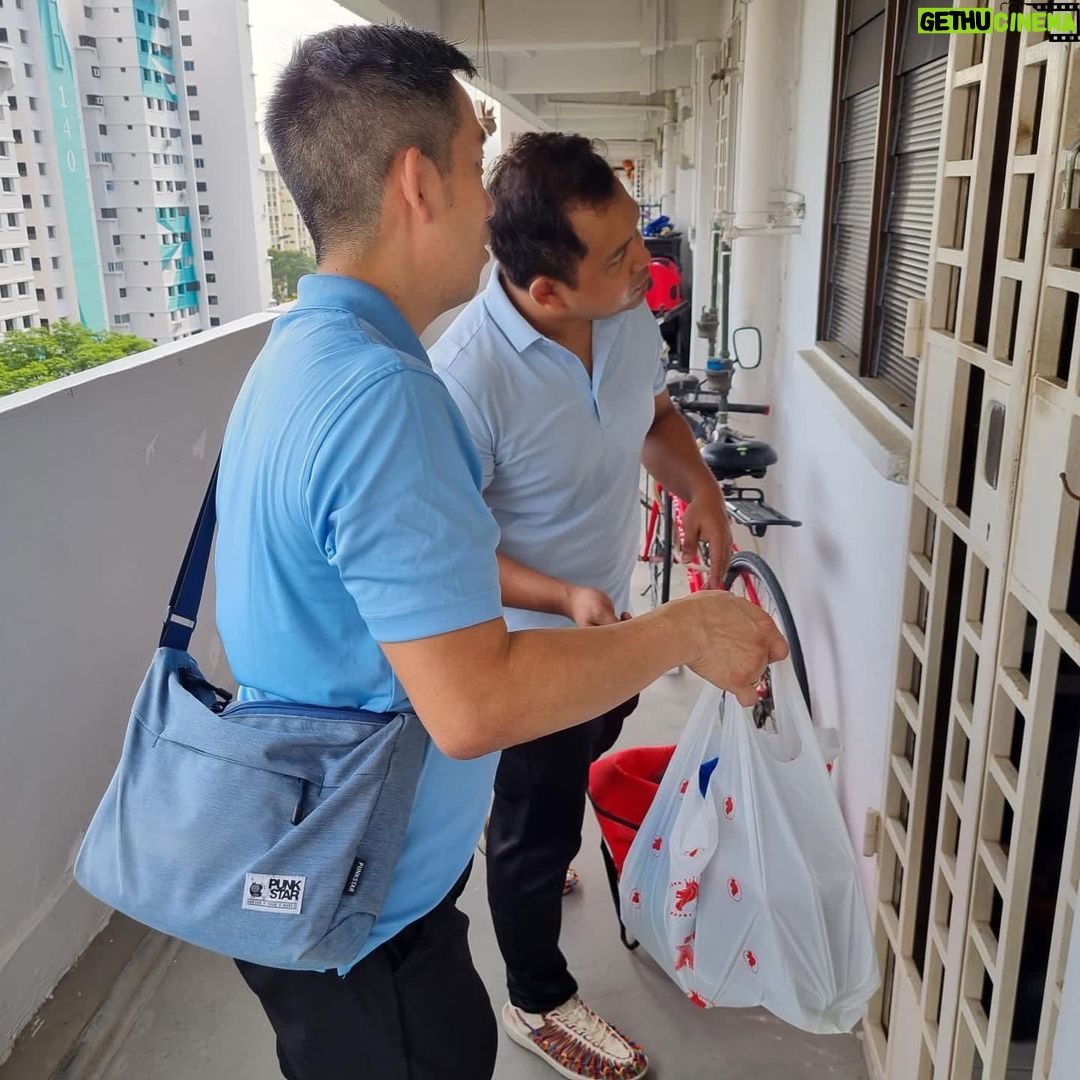 Nicole Seah Instagram - Selamat berbuka puasa! Pasukan EC telah membungkus bubur untuk blok sewa di Fengshan bersama sukarelawan AP Faisal di Kaki Bukit. Bubur itu sangat berbeza daripada yang biasa saya lihat dalam masakan Teochew dan Kantonis. Ini serupa dengan versi "jok" sup kambing yang sangat menyelerakan dan beraroma! Saya bertanya kepada rakan seperjuangan parti @abdulshariff.sg tentang asal usul bubur ini dan, sesuai dengan pengalamannya sebagai seorang bekas penyelidik, dia memberikan latarbelakang sejarah yang munasabah tentang tradisi ini. Ia mungkin bermula pada tahun 1949 di mana bubur dihidangkan kepada jemaah berbuka puasa di masjid. Pada masa-masa berikutnya, ia mula diedarkan kepada orang ramai secara percuma sepanjang bulan Ramadan. Dikenali sebagai Bubur Lambuk, ia juga mengandungi rempah yang menghangatkan dan berkhasiat seperti bunga lawang dan buah pelaga yang mempunyai khasiat kesihatan yang diakui. Bubur yang kami sajikan khususnya ini mendapat sambutan ramai kerana ia ditempah dari katering Hasan Rabit, sebuah toko makan yang termasyhur dan terkenal dengan briyaninya. Apabila kami menghantar bubur dan kurma kepada penduduk, mereka sangat teruja setiap kali kami menyebut nama Encik Hasan Rabit dan mengatakan bahawa mereka merasa senang sekali menerima bubur itu!