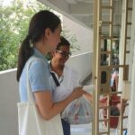 Nicole Seah Instagram - Selamat berbuka puasa! Pasukan EC telah membungkus bubur untuk blok sewa di Fengshan bersama sukarelawan AP Faisal di Kaki Bukit. Bubur itu sangat berbeza daripada yang biasa saya lihat dalam masakan Teochew dan Kantonis. Ini serupa dengan versi "jok" sup kambing yang sangat menyelerakan dan beraroma! Saya bertanya kepada rakan seperjuangan parti @abdulshariff.sg tentang asal usul bubur ini dan, sesuai dengan pengalamannya sebagai seorang bekas penyelidik, dia memberikan latarbelakang sejarah yang munasabah tentang tradisi ini. Ia mungkin bermula pada tahun 1949 di mana bubur dihidangkan kepada jemaah berbuka puasa di masjid. Pada masa-masa berikutnya, ia mula diedarkan kepada orang ramai secara percuma sepanjang bulan Ramadan. Dikenali sebagai Bubur Lambuk, ia juga mengandungi rempah yang menghangatkan dan berkhasiat seperti bunga lawang dan buah pelaga yang mempunyai khasiat kesihatan yang diakui. Bubur yang kami sajikan khususnya ini mendapat sambutan ramai kerana ia ditempah dari katering Hasan Rabit, sebuah toko makan yang termasyhur dan terkenal dengan briyaninya. Apabila kami menghantar bubur dan kurma kepada penduduk, mereka sangat teruja setiap kali kami menyebut nama Encik Hasan Rabit dan mengatakan bahawa mereka merasa senang sekali menerima bubur itu!