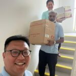 Nicole Seah Instagram - Selamat berbuka puasa! Pasukan EC telah membungkus bubur untuk blok sewa di Fengshan bersama sukarelawan AP Faisal di Kaki Bukit. Bubur itu sangat berbeza daripada yang biasa saya lihat dalam masakan Teochew dan Kantonis. Ini serupa dengan versi "jok" sup kambing yang sangat menyelerakan dan beraroma! Saya bertanya kepada rakan seperjuangan parti @abdulshariff.sg tentang asal usul bubur ini dan, sesuai dengan pengalamannya sebagai seorang bekas penyelidik, dia memberikan latarbelakang sejarah yang munasabah tentang tradisi ini. Ia mungkin bermula pada tahun 1949 di mana bubur dihidangkan kepada jemaah berbuka puasa di masjid. Pada masa-masa berikutnya, ia mula diedarkan kepada orang ramai secara percuma sepanjang bulan Ramadan. Dikenali sebagai Bubur Lambuk, ia juga mengandungi rempah yang menghangatkan dan berkhasiat seperti bunga lawang dan buah pelaga yang mempunyai khasiat kesihatan yang diakui. Bubur yang kami sajikan khususnya ini mendapat sambutan ramai kerana ia ditempah dari katering Hasan Rabit, sebuah toko makan yang termasyhur dan terkenal dengan briyaninya. Apabila kami menghantar bubur dan kurma kepada penduduk, mereka sangat teruja setiap kali kami menyebut nama Encik Hasan Rabit dan mengatakan bahawa mereka merasa senang sekali menerima bubur itu!