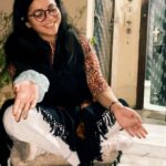 Nidhi Narwal Instagram – BIG ANNOUNCEMENT 📣
#75daysofsheroshayari starting on 1st January 2024✨
Dostonnn, saal ke saath bohot kuch khatam ho raha hai lekin ek naye saal ke saath bohot kuch shuru bhi karna hai! So I’ve decided to take up #75dayschallenge where I’ll be posting sher-o-shayari every day for 75 days ❤️
Note : jaisa ki maine pehle bhi bataya hai ki mujhe ghazlein likhni nahin aati thi aur maine beetay saal hi seekhi hain… ab bhi seekh rahi hoon… toh bas is seekhne ke silsile ko jaari rakhne ke liye ye challenge le rahi hoon :) koshish rahegi ki roz kuch likhoon bhi aur roz kuch sunaun bhi 🌻