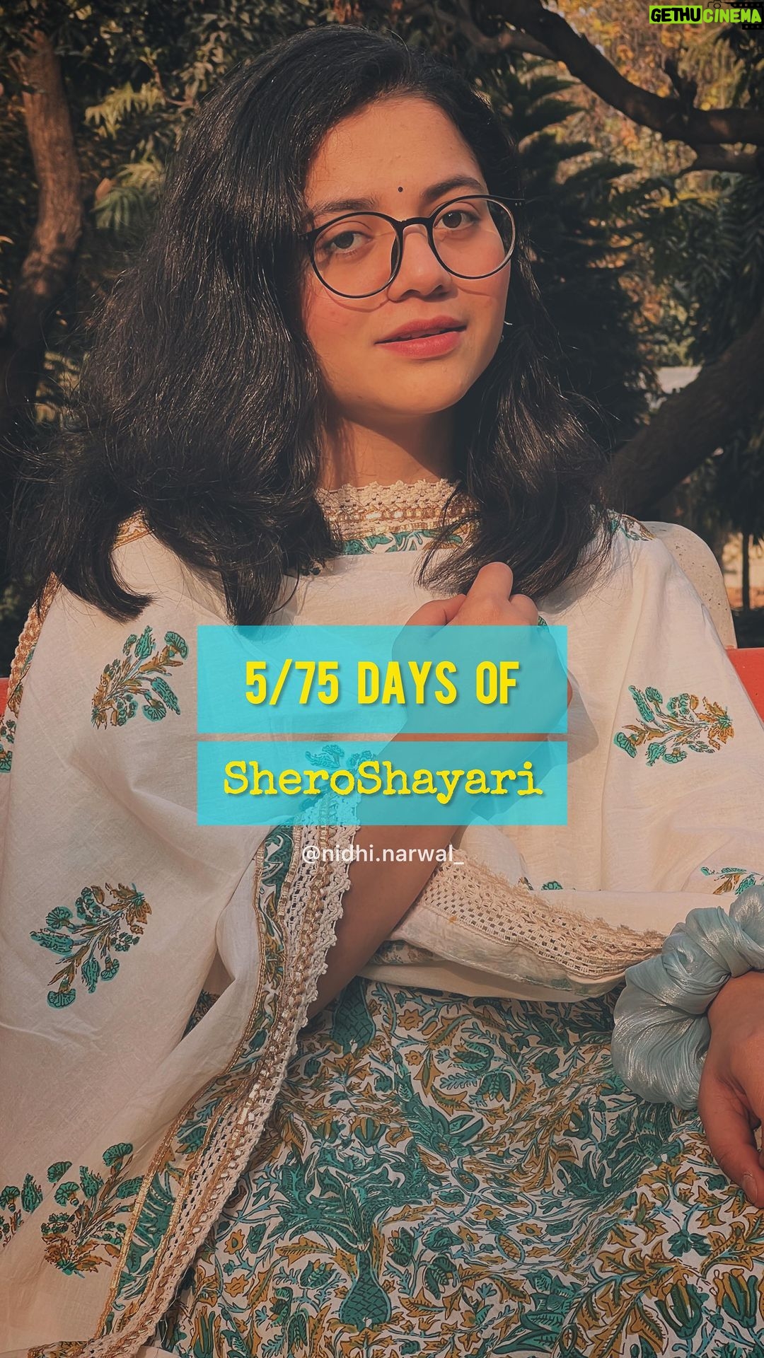 Nidhi Narwal Instagram - Day 5 of #75daysofsheroshayari ✍️✨ गुज़र रहा था हंसते-हंसते वो लेखक सारे बोले वो देखो बीमार गया टूटा इक तारा तो उसके पीछे से बाकी तारे बोले वो गद्दार गया ~nidhi narwal #75dayschallenge #nidhinarwal #poetry #poetrycommunity #poems #shayari #hindikavita #stories #love #dreams #shayarilover #shayariquotes #poetrylovers