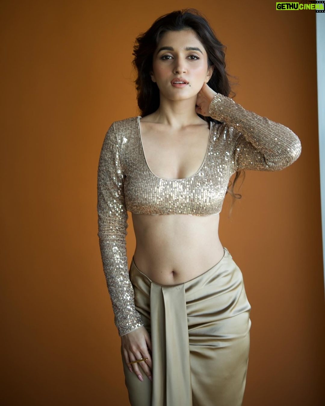 Nidhi Shah Instagram - The art of eye contact ✨ . . Captured by - @bharat_rawail Styled by - @stylistshikhar Make up - @shrishtishettyy Jwrly - @anantayabymani