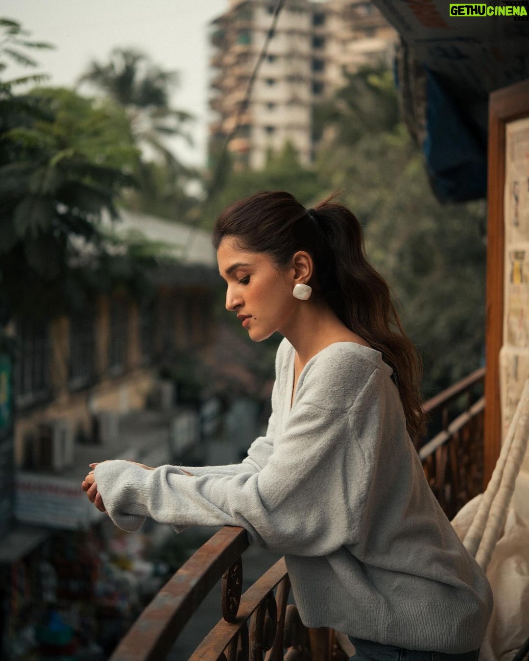 Nidhi Shah Instagram - 🖤🖤 . . Shot by - @bharat_rawail Styled by - @stylistshikhar Jewelry - @anantayabymani