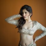 Nidhi Shah Instagram - The art of eye contact ✨ . . Captured by - @bharat_rawail Styled by - @stylistshikhar Make up - @shrishtishettyy Jwrly - @anantayabymani