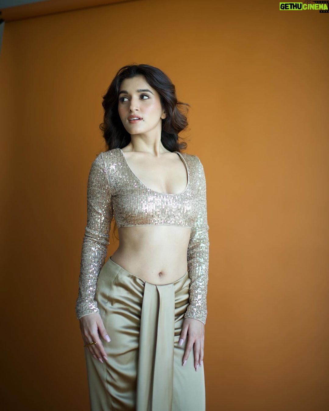 Nidhi Shah Instagram - The art of eye contact ✨ . . Captured by - @bharat_rawail Styled by - @stylistshikhar Make up - @shrishtishettyy Jwrly - @anantayabymani