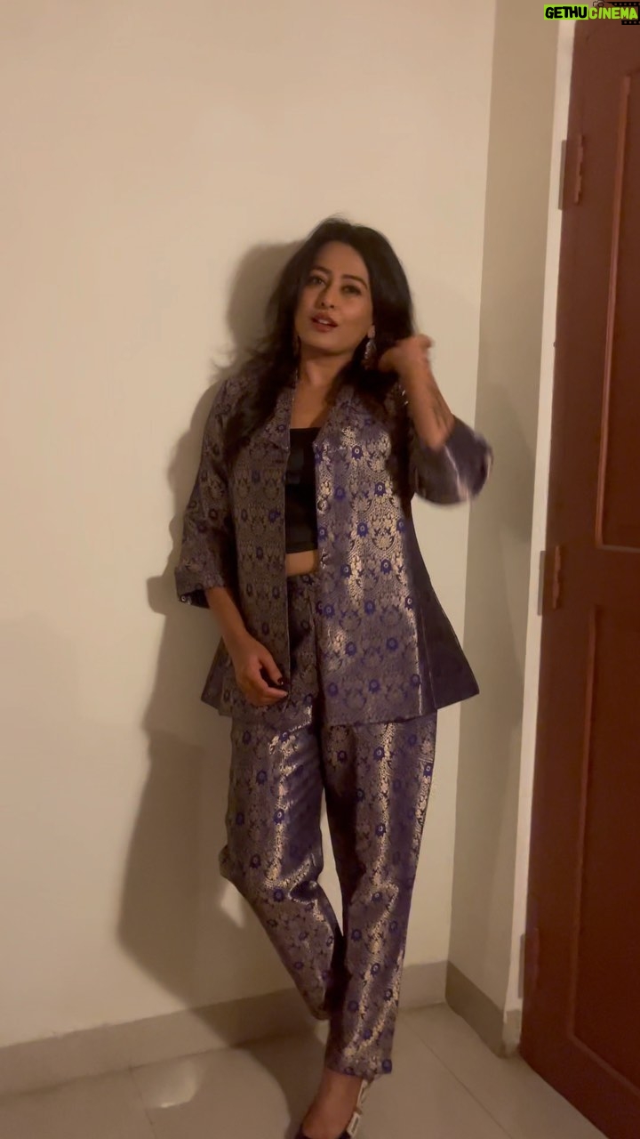 Nidhi Subbaiah Instagram - Shiny sparkly nights in Coorg 💜 Wearing @laxmikrishnaofficial 😘 HMU @krishnastudio869 💗