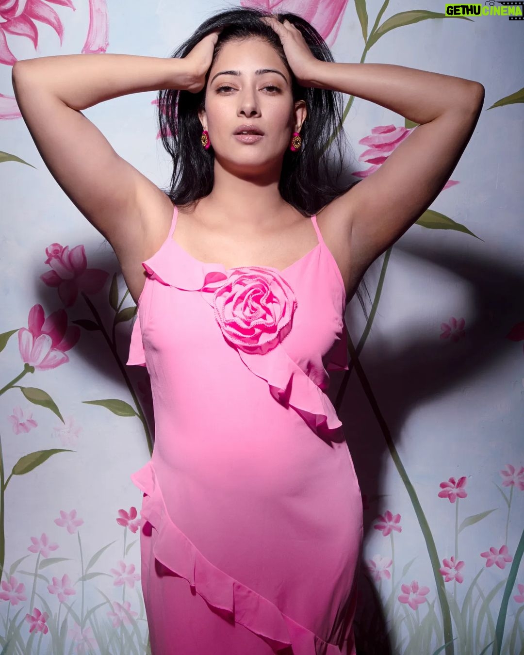 Niharica Raizada - 4.6K Likes - We end the year in the Pink of Health.
#NiharicaRaizada
#CoverStory
#2024
@coverstoryfsl
@official_niharica_raizada
Shot by @apstudio.arun
