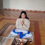 Niharica Raizada Instagram – Day 3 

Havan Day at @abhyasschoolofyoga 

ॐ अग्निमीळे पुरोहितं यज्ञस्य देवं ऋत्विजम्।
होतारं रत्नधातमम्॥

Transliteration:
oṃ agnimīḻe purohitaṃ yajñasya devaṃ ṛtvijam।
hotāraṃ ratnadhātamam॥

O Agni, you are the invoker, the purohita (priest) of the sacrifice, the divine, the ministrant priest, the bestower of treasures.

ॐ भूर्भुवः स्वः।
तत्सवितुर्वरेण्यं।
भर्गो देवस्य धीमहि।
धियो यो नः प्रचोदयात्॥

oṃ bhūrbhuvaḥ svaḥ।
tatsaviturvareṇyaṃ।
bhargo devasya dhīmahi।
dhiyo yo naḥ pracodayāt॥

We meditate on the adorable glory of the radiant sun; may he inspire our intelligence.

#NiharicaRaizada