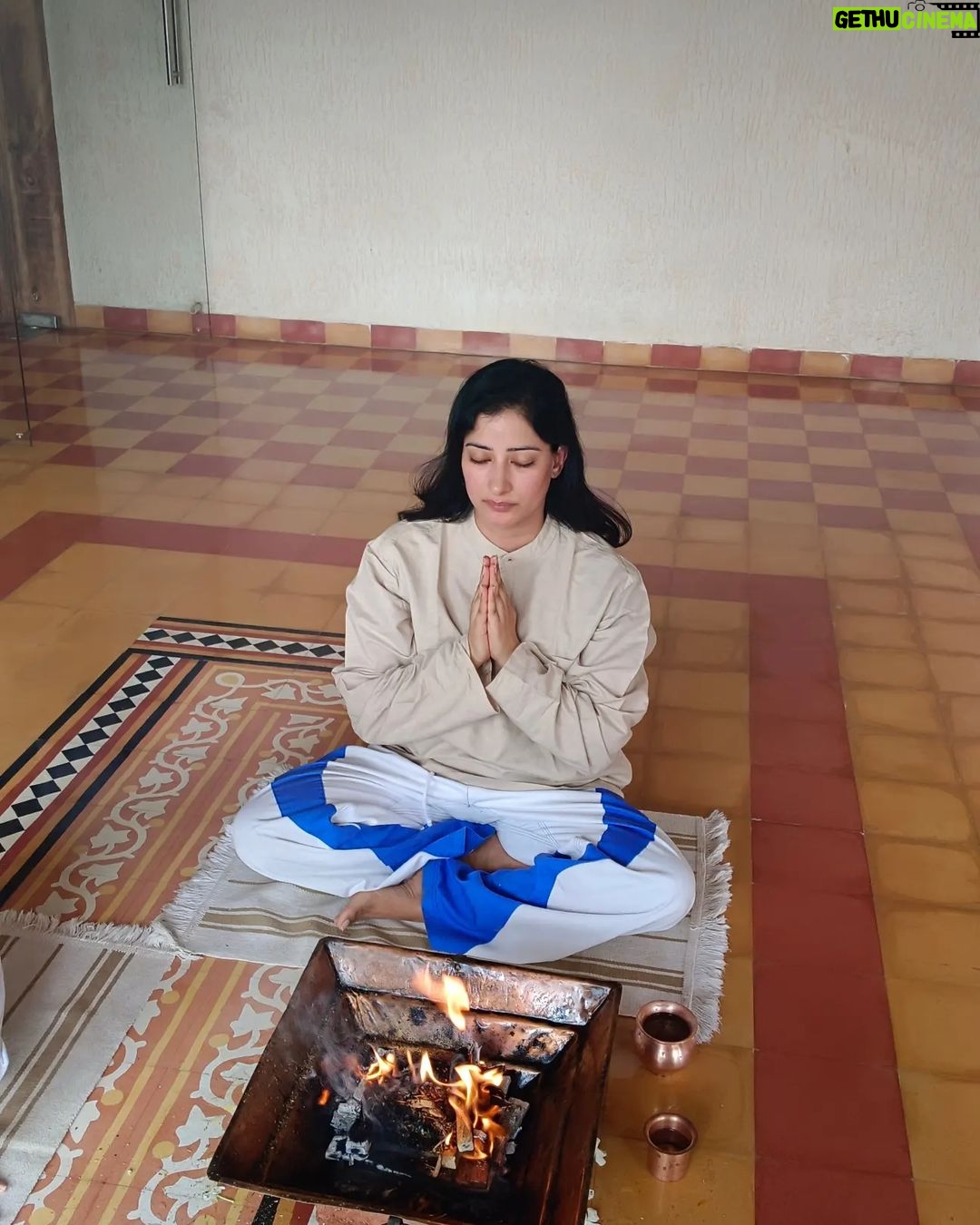 Niharica Raizada Instagram - Day 3 Havan Day at @abhyasschoolofyoga ॐ अग्निमीळे पुरोहितं यज्ञस्य देवं ऋत्विजम्। होतारं रत्नधातमम्॥ Transliteration: oṃ agnimīḻe purohitaṃ yajñasya devaṃ ṛtvijam। hotāraṃ ratnadhātamam॥ O Agni, you are the invoker, the purohita (priest) of the sacrifice, the divine, the ministrant priest, the bestower of treasures. ॐ भूर्भुवः स्वः। तत्सवितुर्वरेण्यं। भर्गो देवस्य धीमहि। धियो यो नः प्रचोदयात्॥ oṃ bhūrbhuvaḥ svaḥ। tatsaviturvareṇyaṃ। bhargo devasya dhīmahi। dhiyo yo naḥ pracodayāt॥ We meditate on the adorable glory of the radiant sun; may he inspire our intelligence. #NiharicaRaizada