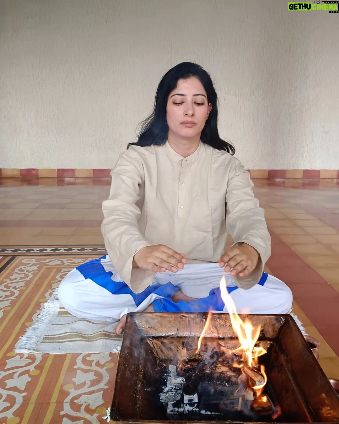 Niharica Raizada Instagram - Day 3 Havan Day at @abhyasschoolofyoga ॐ अग्निमीळे पुरोहितं यज्ञस्य देवं ऋत्विजम्। होतारं रत्नधातमम्॥ Transliteration: oṃ agnimīḻe purohitaṃ yajñasya devaṃ ṛtvijam। hotāraṃ ratnadhātamam॥ O Agni, you are the invoker, the purohita (priest) of the sacrifice, the divine, the ministrant priest, the bestower of treasures. ॐ भूर्भुवः स्वः। तत्सवितुर्वरेण्यं। भर्गो देवस्य धीमहि। धियो यो नः प्रचोदयात्॥ oṃ bhūrbhuvaḥ svaḥ। tatsaviturvareṇyaṃ। bhargo devasya dhīmahi। dhiyo yo naḥ pracodayāt॥ We meditate on the adorable glory of the radiant sun; may he inspire our intelligence. #NiharicaRaizada