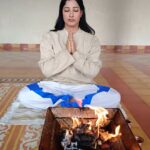 Niharica Raizada Instagram – Day 3 

Havan Day at @abhyasschoolofyoga 

ॐ अग्निमीळे पुरोहितं यज्ञस्य देवं ऋत्विजम्।
होतारं रत्नधातमम्॥

Transliteration:
oṃ agnimīḻe purohitaṃ yajñasya devaṃ ṛtvijam।
hotāraṃ ratnadhātamam॥

O Agni, you are the invoker, the purohita (priest) of the sacrifice, the divine, the ministrant priest, the bestower of treasures.

ॐ भूर्भुवः स्वः।
तत्सवितुर्वरेण्यं।
भर्गो देवस्य धीमहि।
धियो यो नः प्रचोदयात्॥

oṃ bhūrbhuvaḥ svaḥ।
tatsaviturvareṇyaṃ।
bhargo devasya dhīmahi।
dhiyo yo naḥ pracodayāt॥

We meditate on the adorable glory of the radiant sun; may he inspire our intelligence.

#NiharicaRaizada