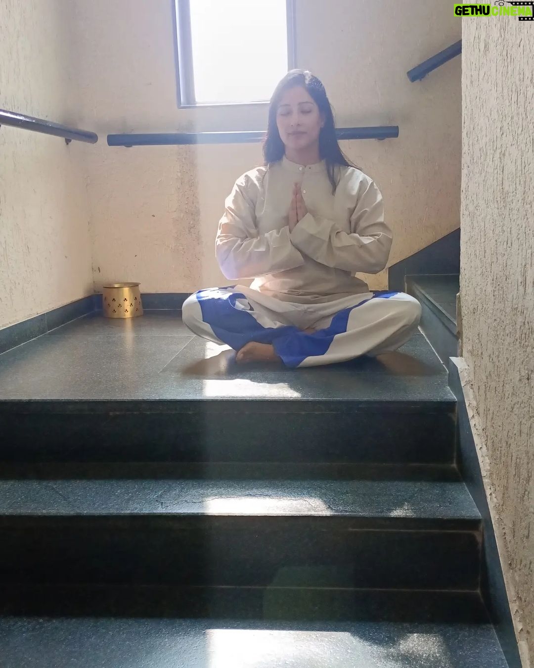 Niharica Raizada Instagram - Day 3 Havan Day at @abhyasschoolofyoga ॐ अग्निमीळे पुरोहितं यज्ञस्य देवं ऋत्विजम्। होतारं रत्नधातमम्॥ Transliteration: oṃ agnimīḻe purohitaṃ yajñasya devaṃ ṛtvijam। hotāraṃ ratnadhātamam॥ O Agni, you are the invoker, the purohita (priest) of the sacrifice, the divine, the ministrant priest, the bestower of treasures. ॐ भूर्भुवः स्वः। तत्सवितुर्वरेण्यं। भर्गो देवस्य धीमहि। धियो यो नः प्रचोदयात्॥ oṃ bhūrbhuvaḥ svaḥ। tatsaviturvareṇyaṃ। bhargo devasya dhīmahi। dhiyo yo naḥ pracodayāt॥ We meditate on the adorable glory of the radiant sun; may he inspire our intelligence. #NiharicaRaizada