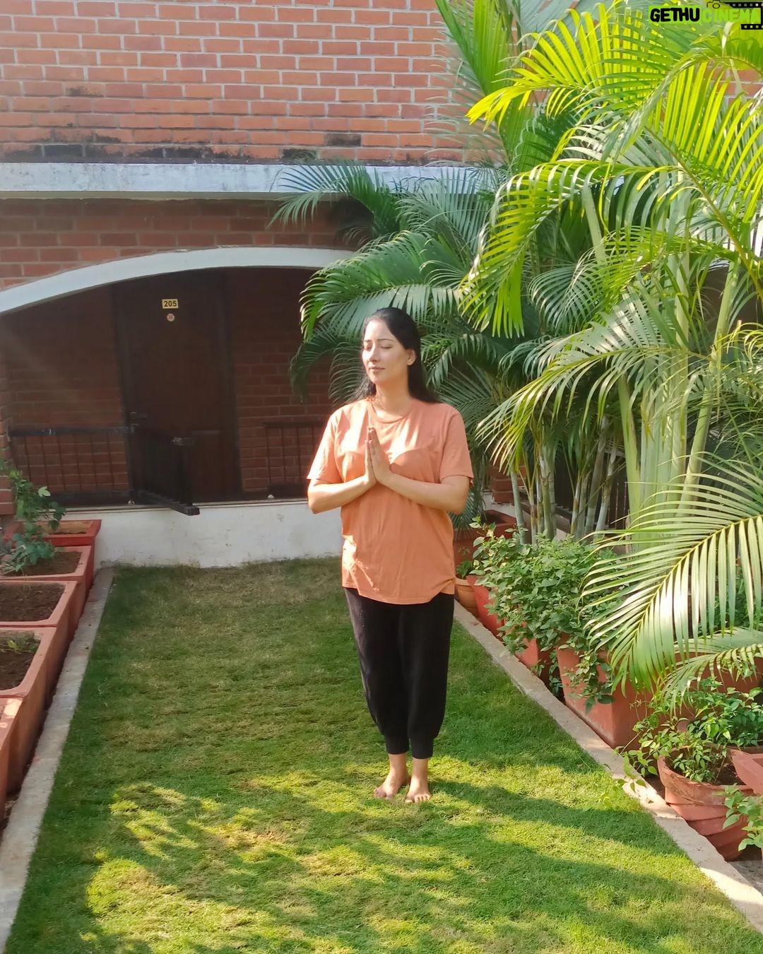 Niharica Raizada Instagram - Day 1 of my retreat at the @abhyasschoolofyoga Calming experience.... Did Surya Namaskar many many times, and will be doing Pranayam 2 times. A very different way of living, but I think a more conscious and higher sense of being type of living. "ॐ सह नाववतु। सह नौ भुनक्तु। सह वीर्यं करवावहै। तेजस्वि नावधीतमस्तु मा विद्विषावहै।ॐ शांतिः शांतिः शांतिः॥" "Om Sahana Vavatu, Sahanau Bhunaktu, Sahaveeryam Karavavahai, Tejasvi Navadhitamastu, Ma Vidvishavahai, Om Shanti Shanti Shantihi."