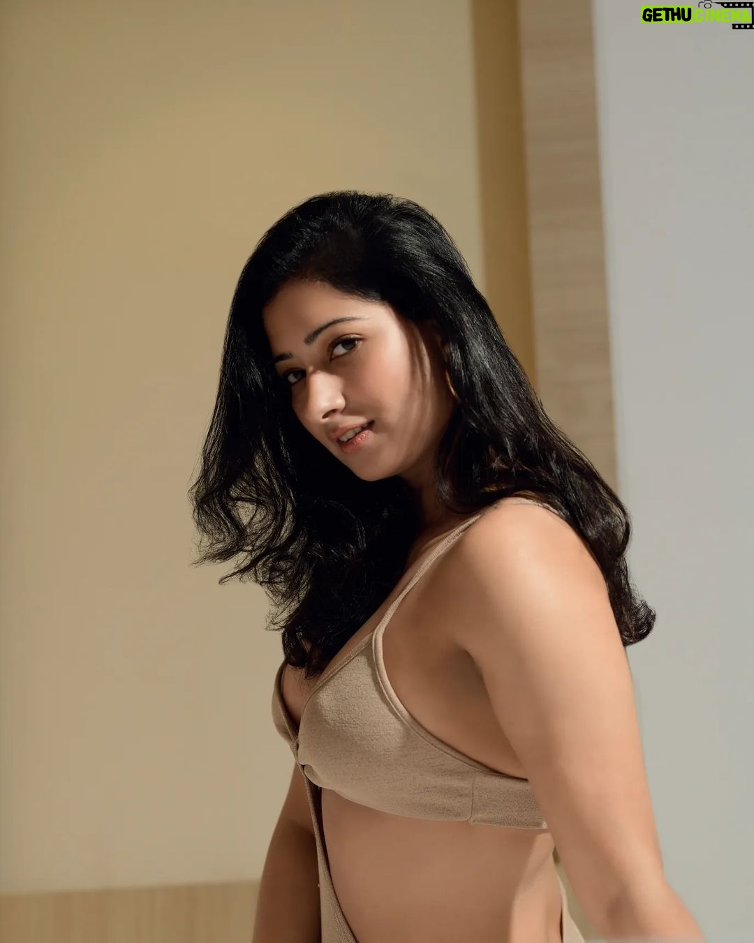Niharica Raizada - 11K Likes - Call me the New Year.
#NiharicaRaizada
Shot by @rajanstudios
Makeup and Hair by @reenakapur_makeovers_