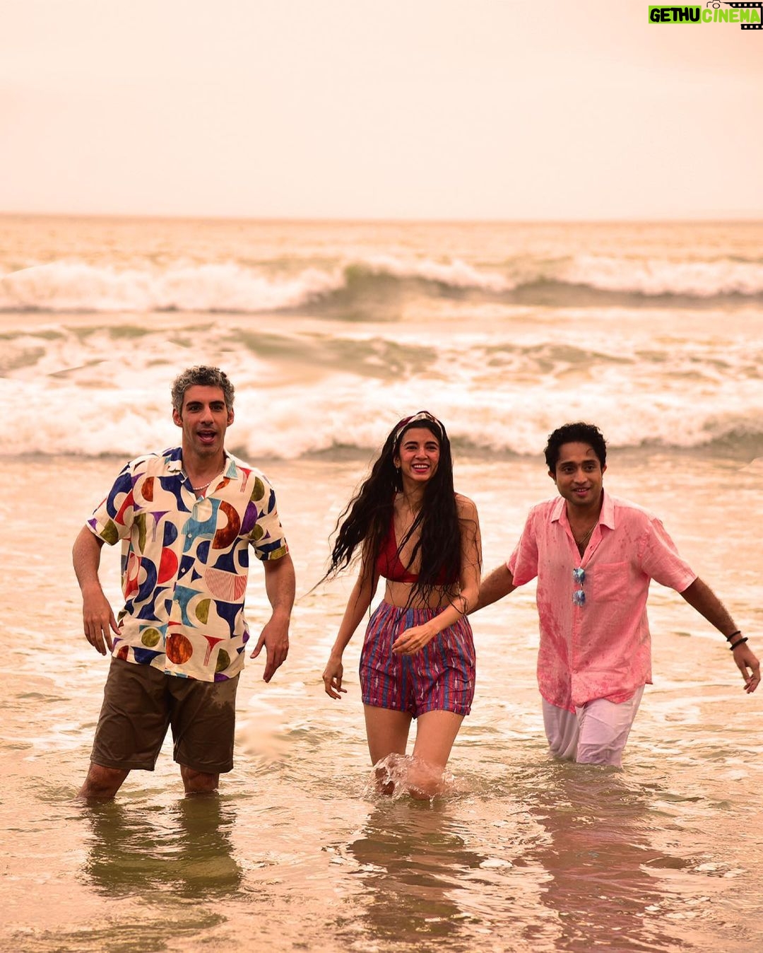 Nikhil D'Souza Instagram - A magical track that transports you to a completely different world where time ceases to stop - That’s how special ‘Sham Sunset Edition’ is for me! Inspired by the mesmerizing sunset, this experience has been a celebration of a lifetime. Here's a glimpse of my favorite moments with Bombay Sapphire's Sunset Edition & my buddies for life @jimsarbhforreal & @sabazad It's these little moments that make life more magical & worthwhile 🌈💕 #BombaySapphire #StirCreativity @bombaysapphire @onlymuchlouder Styled by @drashtidantara / Hair @zidosalon / Make up @zahabia