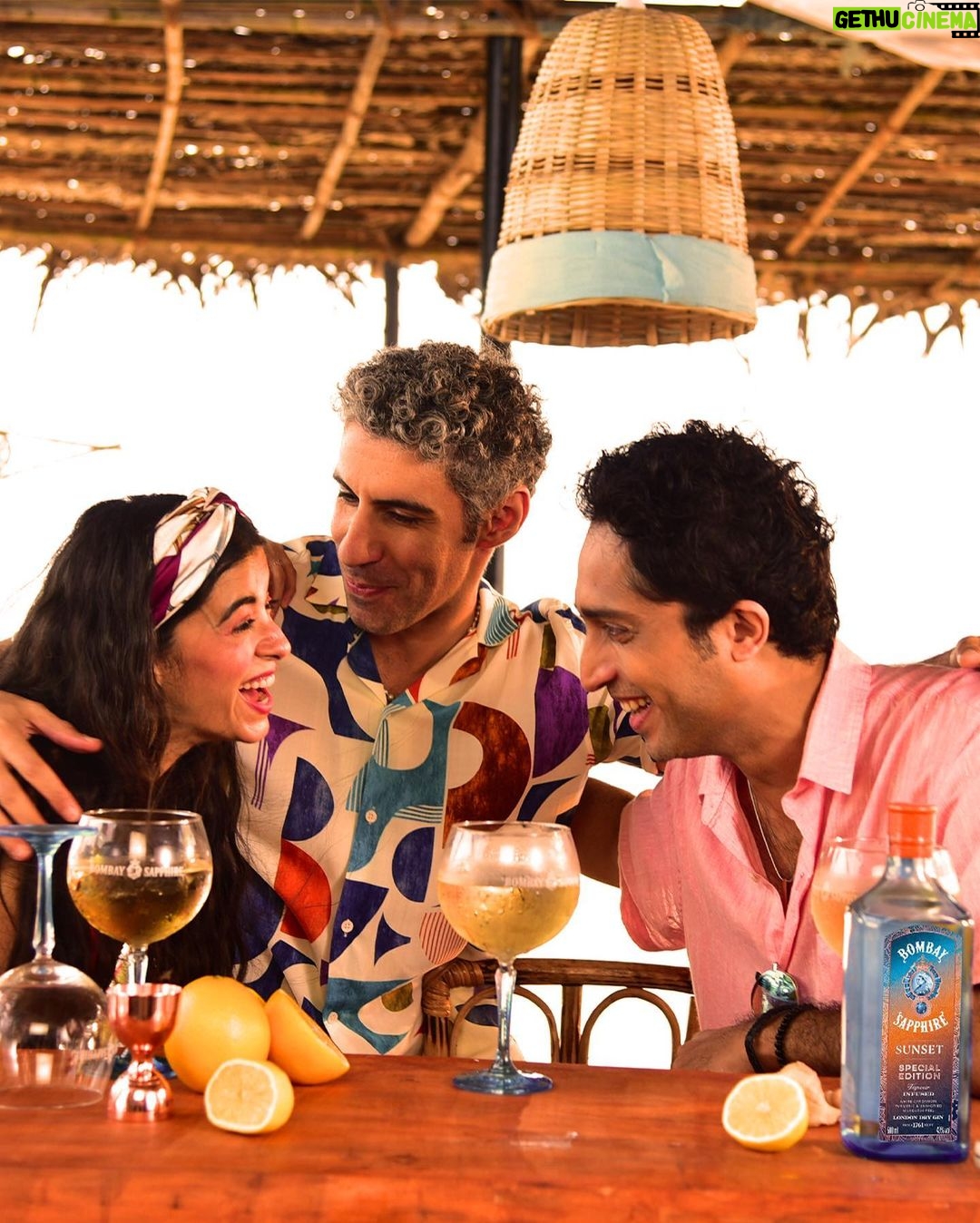 Nikhil D'Souza Instagram - A magical track that transports you to a completely different world where time ceases to stop - That’s how special ‘Sham Sunset Edition’ is for me! Inspired by the mesmerizing sunset, this experience has been a celebration of a lifetime. Here's a glimpse of my favorite moments with Bombay Sapphire's Sunset Edition & my buddies for life @jimsarbhforreal & @sabazad It's these little moments that make life more magical & worthwhile 🌈💕 #BombaySapphire #StirCreativity @bombaysapphire @onlymuchlouder Styled by @drashtidantara / Hair @zidosalon / Make up @zahabia