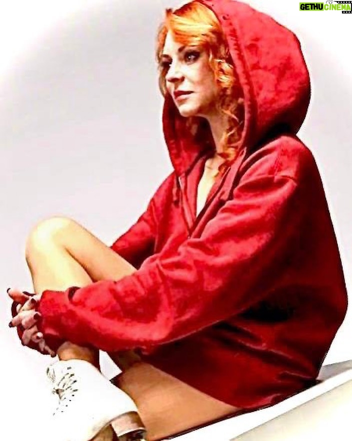 Nikita Dzhigurda - 1.1K Likes - Богине АНИС.👁️❤️👁️
Олимпийская принцесса,
буйным нравом обладая,
доверительную мессу
взглядом кротких глаз творит.
Олимпийская принцесса
мир от края и до края
обнимает без эксцессов,
обнажая свой... магнит.
Тот магнит у той принцессы,
кто увидит — враз немеет,
и помочь всем тем повесам
невозможно ни за что.
Тот магнит у той принцессы
очаровывать умеет
и пленяет, и в довесок
крыши сносит, словно шторм.
Олимпийская Богиня
грусть магнитом враз развеет
и растопит сплина льдины,
ведь магнит её — Душа.
Олимпийская Богиня
дарит чудо откровений
и в надмлечные перины
окунуться дарит шанс.
Спасибо Денису #denisred @blackstudio.info @blackstudio.photoday за фотосессию моей @marinanisina Богини АНИС!👍
#донбасс💪 #победа
#маринаанисина #олимпийскаячемпионка #богиняанис @marinanisina #донецк❤️ #комполка #сид #комполка #сид #комбат #лётчик #юрьич
@tarzan___official #шаман #shaman #CBO @pantovanatali # @volochkova_arty @shalyapin_official @pashaev.elman @olga_khayrullova @top_best_russia @mck_dessin @mikhail_grebenshchikov @lozayury @alibasov_nana @ivan_kuzminov_ @elena_galitsyna_ @milenadeynega @sashashpakofficial @i.am.isa.m alex_foto_2020 @sergeydzhigurda @levan_todua @vlad_gunbin @otar.kushanashvili @evgenbordo @kseniya_shkoda @dr.mussurov @skripka.msk @detochka.1973 #михаилигнатов @kadetmusic @anton1177 @voronovlawyer