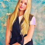 Nikita Dzhigurda Instagram - Моё посвящение дочери. Но, став ещё мудрей, сегодня я нянчу сущность волшебства. Листва и ствол - родня, но поднят на днях вопрос их естества. И ни братва, ни дна творенья без вдохновенья не решат: чей взгляд проник без позволенья в коренья, в ствол, в листву, чей взгляд глядит с икон, картин и фресок, и есть ли прок от взглядов тех? Грех - это лишь любви довесок, где сок небес пьянит не всех. Ведь не успех и не признанье, не званье и не злата звон трон счастья дарят и нырянье в нирвану, где царит закон, в котором волшебством и чудом дом истины открылся нам - храм милосердья, где иудам не надо вешаться, ведь там богам ни жертвоприношенья, ни яд отмщенья не нужны. Важны лишь опыт и уменье любить, прощать и видеть сны листвы, что со стволом едина, и в том доктрина естества: творить миры в любви - безвинно... и нянчить сущность волшебства. Спасибо Денису #denisred @blackstudio.photoday @blackstudio.info за классные фото.👍 #эвавладакрист #донбасс💪 #победа #маринаанисина #олимпийскаячемпионка #богиняанис @marinanisina #донецк❤️ #комполка #сид #комполка #сид #комбат #лётчик #юрьич @tarzan___official #шаман #shaman #CBO @pantovanatali # @volochkova_arty @shalyapin_official @pashaev.elman @olga_khayrullova @top_best_russia @mck_dessin @mikhail_grebenshchikov @lozayury @alibasov_nana @ivan_kuzminov_ @elena_galitsyna_ @milenadeynega @sashashpakofficial @i.am.isa.m alex_foto_2020 @sergeydzhigurda @levan_todua @vlad_gunbin @otar.kushanashvili @evgenbordo @kseniya_shkoda @dr.mussurov @skripka.msk @detochka.1973 #михаилигнатов @kadetmusic @anton1177 @voronovlawyer