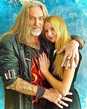 Nikita Dzhigurda Instagram - Моё посвящение дочери.

Но, став ещё мудрей, сегодня
я нянчу сущность волшебства.
Листва и ствол - родня, но поднят
на днях вопрос их естества.
И ни братва, ни дна творенья
без вдохновенья не решат:
чей взгляд проник без позволенья
в коренья, в ствол, в листву, чей взгляд
глядит с икон, картин и фресок,
и есть ли прок от взглядов тех?
Грех - это лишь любви довесок,
где сок небес пьянит не всех.
Ведь не успех и не признанье,
не званье и не злата звон
трон счастья дарят и нырянье
в нирвану, где царит закон,
в котором волшебством и чудом
дом истины открылся нам -
храм милосердья, где иудам
не надо вешаться, ведь там
богам ни жертвоприношенья,
ни яд отмщенья не нужны.
Важны лишь опыт и уменье
любить, прощать и видеть сны
листвы, что со стволом едина,
и в том доктрина естества:
творить миры в любви - безвинно...
и нянчить сущность волшебства.

Спасибо Денису #denisred @blackstudio.photoday @blackstudio.info 
за классные фото.👍
#эвавладакрист
#донбасс💪 #победа 
#маринаанисина #олимпийскаячемпионка #богиняанис @marinanisina #донецк❤️ #комполка #сид #комполка #сид #комбат #лётчик #юрьич 
@tarzan___official #шаман #shaman #CBO @pantovanatali # @volochkova_arty @shalyapin_official @pashaev.elman @olga_khayrullova @top_best_russia @mck_dessin @mikhail_grebenshchikov @lozayury @alibasov_nana @ivan_kuzminov_ @elena_galitsyna_  @milenadeynega  @sashashpakofficial @i.am.isa.m  alex_foto_2020 @sergeydzhigurda  @levan_todua @vlad_gunbin @otar.kushanashvili @evgenbordo @kseniya_shkoda @dr.mussurov @skripka.msk @detochka.1973 #михаилигнатов @kadetmusic @anton1177 @voronovlawyer