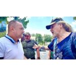 Nikita Dzhigurda Instagram – В прошлый приезд
на Донбасс я обещал нашему герою России – командиру штурмового отряда Z, у которого подорвали машину, привезти в подарок автомобиль УАЗ ПАТРИОТ и гуманитарку. Я, благодаря отзывчивому Сергею Посполитаку, выполнил обещание.

За пару дней до нашего нынешнего приезда в Донецк, полковник (позывной “СТРАЖ”) в бою получил ранение на вылет. Вместо распалаги мы приехали к нему в госпиталь,
в который накануне прилетел снаряд из окраины…

“СТРАЖ” встретил нас на ногах,
несмотря на прострелянный бок…
Настоящий Русский Офицер! 👁️❤️👁️

Сергей Посполитак, Андрей Сосновский и Евгений Ильин вместе со мной доставили
и раздали раненым Z-штурмовикам гуманитарную помощь.

ПОБЕДА НАША!🤟😎✌️

Слава РОДу!!!🔥🔥🔥
#донбасс💪 #донецк❤️ #комполка #сид #комбат @marinanisina 
@tarzan___official #шаман #shaman #CBO @pantovanatali # @volochkova_arty @shalyapin_official @pashaev.elman @olga_khayrullova @top_best_russia @mck_dessin @mikhail_grebenshchikov @lozayury @alibasov_nana @ivan_kuzminov_ @elena_galitsyna_  @milenadeynega @ilamin_official @sashashpakofficial @i.am.isa.m  alex_foto_2020 @sergeydzhigurda  @levan_todua @vlad_gunbin @otar.kushanashvili @evgenbordo @kseniya_shkoda @dr.mussurov @skripka.msk @detochka.1973 #михаилигнатов @kadetmusic @anton1177 @voronovlawyer @evgenyi_shahrai