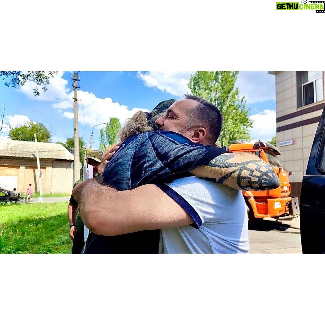 Nikita Dzhigurda Instagram - В прошлый приезд на Донбасс я обещал нашему герою России - командиру штурмового отряда Z, у которого подорвали машину, привезти в подарок автомобиль УАЗ ПАТРИОТ и гуманитарку. Я, благодаря отзывчивому Сергею Посполитаку, выполнил обещание. За пару дней до нашего нынешнего приезда в Донецк, полковник (позывной "СТРАЖ") в бою получил ранение на вылет. Вместо распалаги мы приехали к нему в госпиталь, в который накануне прилетел снаряд из окраины... "СТРАЖ" встретил нас на ногах, несмотря на прострелянный бок... Настоящий Русский Офицер! 👁️❤️👁️ Сергей Посполитак, Андрей Сосновский и Евгений Ильин вместе со мной доставили и раздали раненым Z-штурмовикам гуманитарную помощь. ПОБЕДА НАША!🤟😎✌️ Слава РОДу!!!🔥🔥🔥 #донбасс💪 #донецк❤️ #комполка #сид #комбат @marinanisina @tarzan___official #шаман #shaman #CBO @pantovanatali # @volochkova_arty @shalyapin_official @pashaev.elman @olga_khayrullova @top_best_russia @mck_dessin @mikhail_grebenshchikov @lozayury @alibasov_nana @ivan_kuzminov_ @elena_galitsyna_ @milenadeynega @ilamin_official @sashashpakofficial @i.am.isa.m alex_foto_2020 @sergeydzhigurda @levan_todua @vlad_gunbin @otar.kushanashvili @evgenbordo @kseniya_shkoda @dr.mussurov @skripka.msk @detochka.1973 #михаилигнатов @kadetmusic @anton1177 @voronovlawyer @evgenyi_shahrai