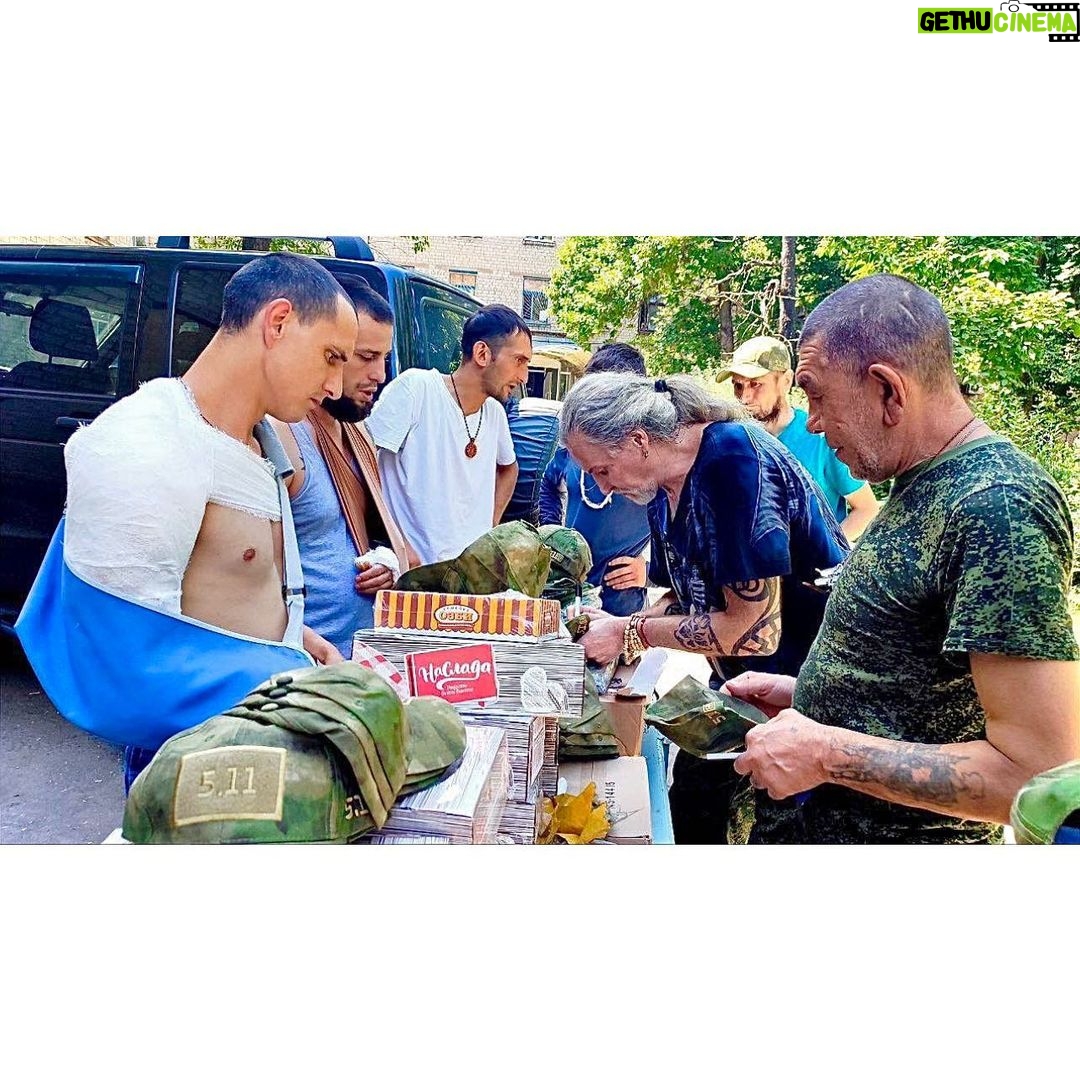 Nikita Dzhigurda Instagram - В прошлый приезд на Донбасс я обещал нашему герою России - командиру штурмового отряда Z, у которого подорвали машину, привезти в подарок автомобиль УАЗ ПАТРИОТ и гуманитарку. Я, благодаря отзывчивому Сергею Посполитаку, выполнил обещание. За пару дней до нашего нынешнего приезда в Донецк, полковник (позывной "СТРАЖ") в бою получил ранение на вылет. Вместо распалаги мы приехали к нему в госпиталь, в который накануне прилетел снаряд из окраины... "СТРАЖ" встретил нас на ногах, несмотря на прострелянный бок... Настоящий Русский Офицер! 👁️❤️👁️ Сергей Посполитак, Андрей Сосновский и Евгений Ильин вместе со мной доставили и раздали раненым Z-штурмовикам гуманитарную помощь. ПОБЕДА НАША!🤟😎✌️ Слава РОДу!!!🔥🔥🔥 #донбасс💪 #донецк❤️ #комполка #сид #комбат @marinanisina @tarzan___official #шаман #shaman #CBO @pantovanatali # @volochkova_arty @shalyapin_official @pashaev.elman @olga_khayrullova @top_best_russia @mck_dessin @mikhail_grebenshchikov @lozayury @alibasov_nana @ivan_kuzminov_ @elena_galitsyna_ @milenadeynega @ilamin_official @sashashpakofficial @i.am.isa.m alex_foto_2020 @sergeydzhigurda @levan_todua @vlad_gunbin @otar.kushanashvili @evgenbordo @kseniya_shkoda @dr.mussurov @skripka.msk @detochka.1973 #михаилигнатов @kadetmusic @anton1177 @voronovlawyer @evgenyi_shahrai