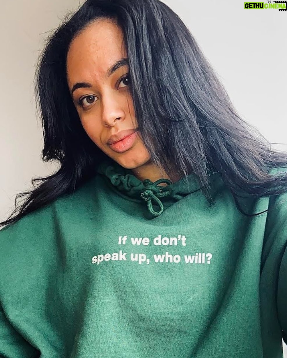 Nikita Uggla Instagram - För internationella flickdagen har @monki tillsammans med @planinternational designat en limited edition kollektion för att väcka dialog om jämställdhet. 20% av intäkterna går till Plan Internationals #GirlsGetEqual kampanj som kämpar för att tjejer världen runt ska få sina röster hörda och själva få bestämma över sina liv och sin framtid Jag kan själv tycka att det är sjukt svårt att hitta vem man är i olika sammanhang. Det jag dock försöker tänka på då är att jag inte ska behöva kompromissa med mina åsikter och värderingar för att passa in eller känna mig bekväm. Vilket bara det kan vara lättare sagt än gjort men jag tror ändå att om man manifesterar det och blir påmind om det kan man kan komma en bra bit. ♥️♥️
