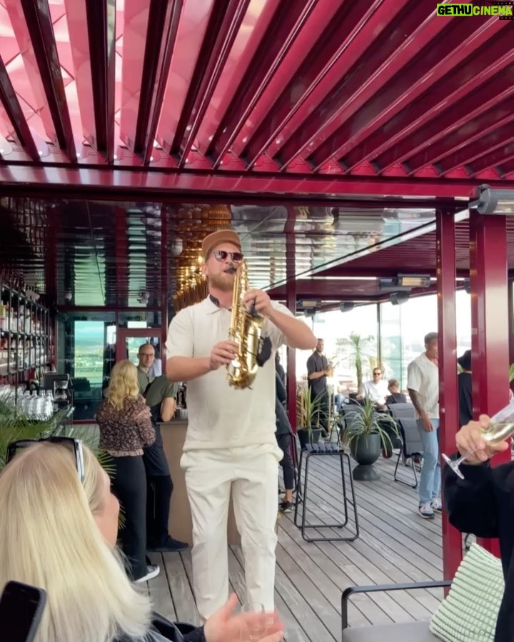 Nikita Uggla Instagram - Summering av helgen! Många ställen back 2 back. Feta outfits. Jag och Bea insåg att vi skulle få extremt obehagliga barn tillsammans. God mat! 🥂 en härlig P-bot. Konserter och regn ♥️