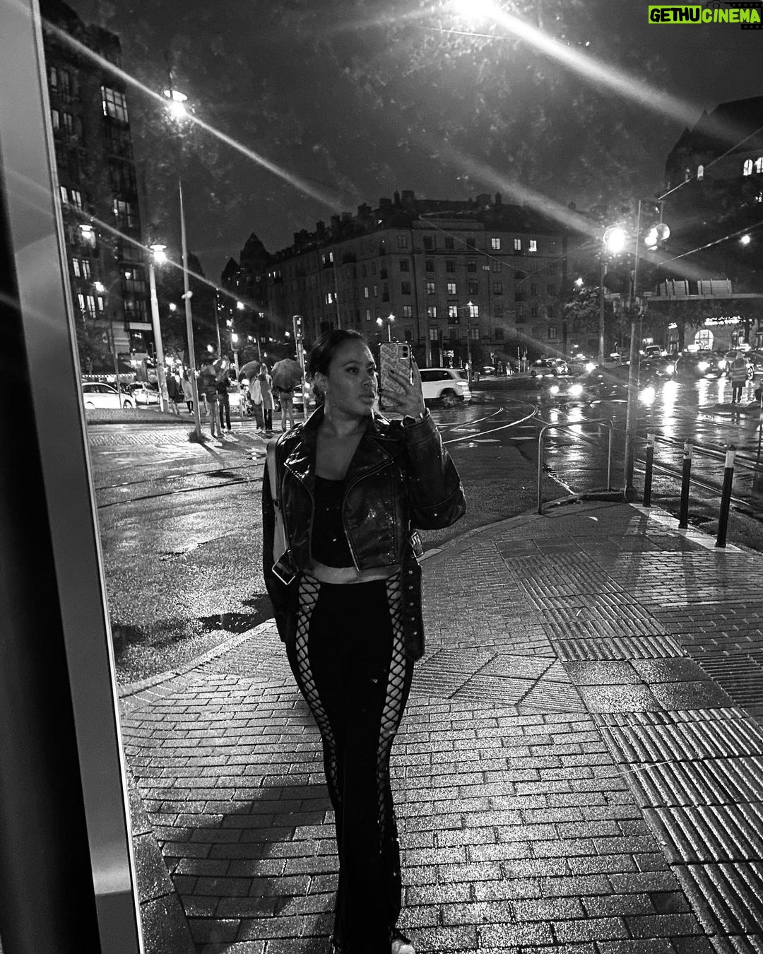 Nikita Uggla Instagram - Summering av helgen! Många ställen back 2 back. Feta outfits. Jag och Bea insåg att vi skulle få extremt obehagliga barn tillsammans. God mat! 🥂 en härlig P-bot. Konserter och regn ♥️