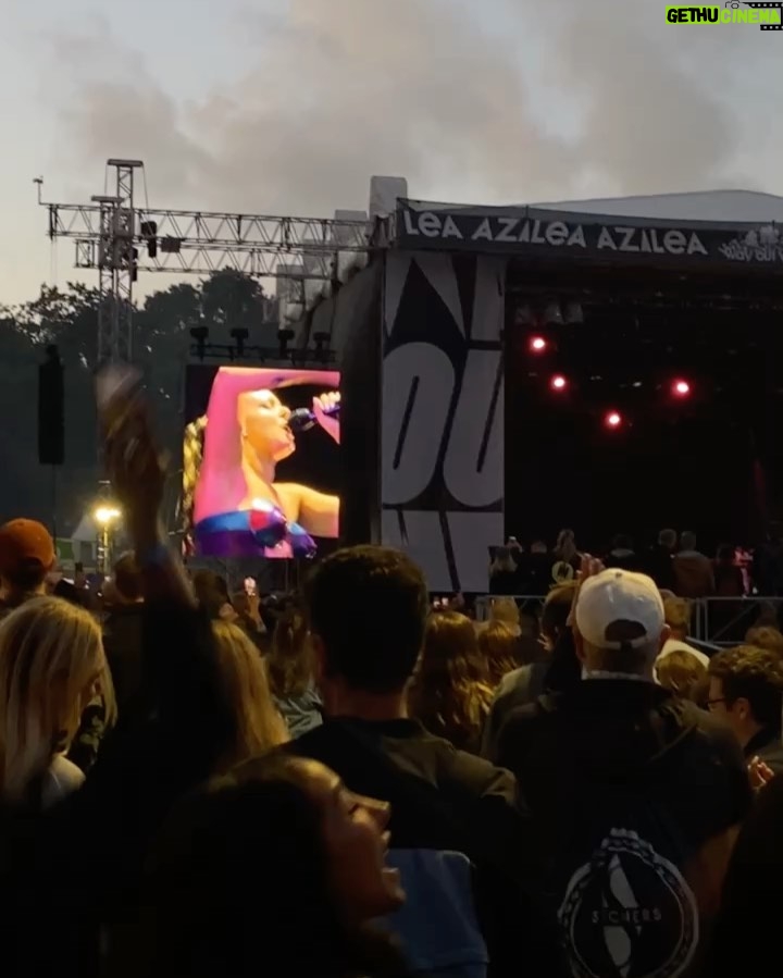 Nikita Uggla Instagram - Summering av helgen! Många ställen back 2 back. Feta outfits. Jag och Bea insåg att vi skulle få extremt obehagliga barn tillsammans. God mat! 🥂 en härlig P-bot. Konserter och regn ♥️