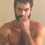 Nikolas Antunes Instagram - ESTRANHO AMOR 💥uma série que fala sobre a violência doméstica, trata da lei Maria da Penha e retrata o dia a dia na Delegacia de Atendimento a Mulher com casos reais de crimes cometidos 🩸Registros da nossa labuta 🍀 maestro @ajaxcamacho por não abrir mão de um segundo sequer de nossos planos sequência, pelo set 100% vivo e por tanto amor⚡️ @ingridzavarezzi pela sensibilidade e riqueza do roteiro 🌹 @ju.knust pelo trabalho de entrega brutal, protagonismo, parceria, sorrisos e gargalhadas sem fim ❤️ @danieldalcin7 e @juniorvieira13 pelo fechamento absoluto do núcleo duro 🚩 @rairaamachado por tanta coragem e parceria ❤️ @patricksampaiogram pela preparação atenta, sensível e elegante 🍀 a sorte de fazer parte de uma equipe de amores brutos, tantos artistas presentes, tanto axé e aguerrimento ❤️🍀 @sonypicturesbr @visomdigital