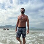 Nikolas Antunes Instagram - Primeiro mergulho do segundo dia do meu ano OBRIGADO ❤️