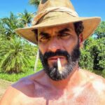 Nikolas Antunes Instagram - A gente trabalha, se diverte, rala pra caramba e vem o ano acabando. Férias pro povo, os amigos e parceiros de cena, pra produção da novela que só tem gente boa e gente esforçada. É um coletivo insano de trabalhador, que orgulho. Tá ficando lindo ❤️ só agradeço 🍀 #donabeja #florestaprod #hbo @am_company