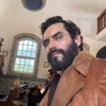 Nikolas Antunes Instagram - A gente trabalha, se diverte, rala pra caramba e vem o ano acabando. Férias pro povo, os amigos e parceiros de cena, pra produção da novela que só tem gente boa e gente esforçada. É um coletivo insano de trabalhador, que orgulho. Tá ficando lindo ❤️ só agradeço 🍀 #donabeja #florestaprod #hbo @am_company