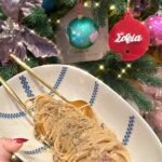 Nikoletta Ralli Instagram – Σπαγγέτι με αποξηραμένα porcini 🍄 
(Ανεβαίνει σύντομα η συνταγή 👩🏻‍🍳)

• 25γρ αποξηραμένα porcini
• ένα ποτήρι λευκό κρασί 
• 200ml κρέμα γάλακτος 
• ένα κρεμμύδι ψιλοκομμένο
• μια σκελίδα σκόρδο ψιλοκομμένη 
• αλάτι πιπέρι 

• Μισό πακέτο (250γρ) σπαγγέτι 
• 200ml από το αλατισμένο νερό που έβρασαν τα μακαρόνια
______________

•Αφήνετε τα αποξηραμένα porcini για μισή ώρα να μουλιάσουν στο κρασί 
•Τα βγάζετε σε ένα χαρτί κουζίνας να στραγγίσουν και κρατάτε το κρασί 
•Σε ένα μεγάλο τηγάνι βάζετε 25γρ βούτυρο και τσιγαρίζετε το κρεμμύδι και το σκόρδο 
•Προσθέτετε τα μανιτάρια 
•Όταν φύγουν τα πρώτα ζουμιά, σβήνετε με το κρασί 
•Αφού εξατμιστεί  το αλκοόλ προσθέτετε την κρέμα γάλακτος 
•Παράλληλα έχετε βράσει τα ζυμαρικά σας, δυο λεπτά λιγότερο απο ότι συνηθίζετε και έχετε φυλάξει λίγο από το νερό που έχουν βράσει 
•Ρίχνετε τα ζυμαρικά σας, βάζετε δυνατή “φωτιά”, προσθέστε και το νερό που έχετε φυλάξει και μαγειρεύετε για δυο λεπτά. Athens, Greece