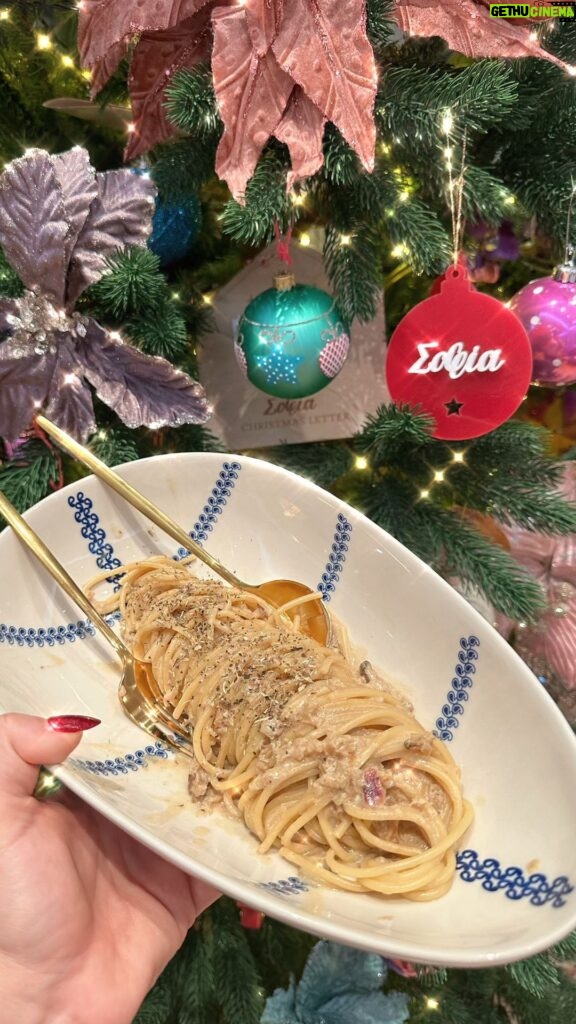 Nikoletta Ralli Instagram - Σπαγγέτι με αποξηραμένα porcini 🍄 (Ανεβαίνει σύντομα η συνταγή 👩🏻‍🍳) • 25γρ αποξηραμένα porcini • ένα ποτήρι λευκό κρασί • 200ml κρέμα γάλακτος • ένα κρεμμύδι ψιλοκομμένο • μια σκελίδα σκόρδο ψιλοκομμένη • αλάτι πιπέρι • Μισό πακέτο (250γρ) σπαγγέτι • 200ml από το αλατισμένο νερό που έβρασαν τα μακαρόνια ______________ •Αφήνετε τα αποξηραμένα porcini για μισή ώρα να μουλιάσουν στο κρασί •Τα βγάζετε σε ένα χαρτί κουζίνας να στραγγίσουν και κρατάτε το κρασί •Σε ένα μεγάλο τηγάνι βάζετε 25γρ βούτυρο και τσιγαρίζετε το κρεμμύδι και το σκόρδο •Προσθέτετε τα μανιτάρια •Όταν φύγουν τα πρώτα ζουμιά, σβήνετε με το κρασί •Αφού εξατμιστεί το αλκοόλ προσθέτετε την κρέμα γάλακτος •Παράλληλα έχετε βράσει τα ζυμαρικά σας, δυο λεπτά λιγότερο απο ότι συνηθίζετε και έχετε φυλάξει λίγο από το νερό που έχουν βράσει •Ρίχνετε τα ζυμαρικά σας, βάζετε δυνατή “φωτιά”, προσθέστε και το νερό που έχετε φυλάξει και μαγειρεύετε για δυο λεπτά. Athens, Greece
