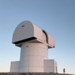 Nikoletta Ralli Instagram – Επίσκεψη σε ένα από τα πιο προηγμένα τεχνολογικά τηλεσκόπια της Ευρώπης, στο τηλεσκόπιο Αρίσταρχος 🔭 Βρίσκεται στη δεύτερη ψηλότερη κορυφή του όρους Χελμός, τη Νεραϊδόραχη, σε υψόμετρο 2.340 μέτρων, επάνω από το χιονοδρομικό κέντρο Καλαβρύτων. Η τοποθεσία αυτή επιλέχθηκε γιατί είναι από τα σημεία της Ευρώπης με τη χαμηλότερη φωτορύπανση και το τηλεσκόπιο είναι συνήθως πάνω από τα σύννεφα! Ευχαριστούμε πολύ τους αστροφυσικούς που ήταν σε βάρδια, για την ξενάγηση ✨ Αστεροσκοπειο Χελμου “αρισταρχος