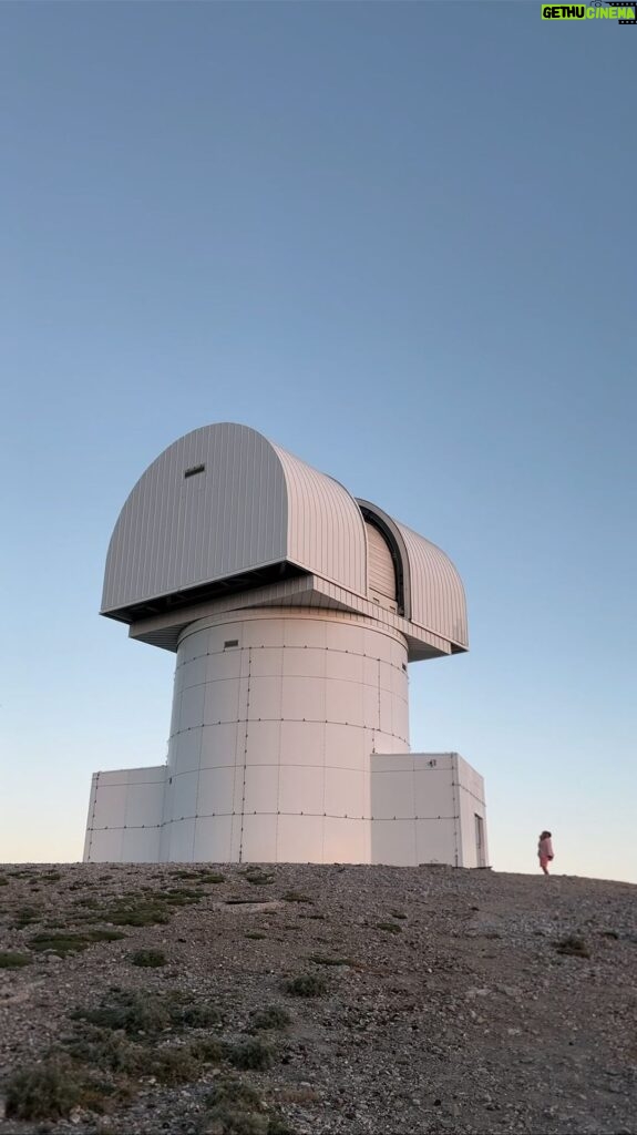 Nikoletta Ralli Instagram - Επίσκεψη σε ένα από τα πιο προηγμένα τεχνολογικά τηλεσκόπια της Ευρώπης, στο τηλεσκόπιο Αρίσταρχος 🔭 Βρίσκεται στη δεύτερη ψηλότερη κορυφή του όρους Χελμός, τη Νεραϊδόραχη, σε υψόμετρο 2.340 μέτρων, επάνω από το χιονοδρομικό κέντρο Καλαβρύτων. Η τοποθεσία αυτή επιλέχθηκε γιατί είναι από τα σημεία της Ευρώπης με τη χαμηλότερη φωτορύπανση και το τηλεσκόπιο είναι συνήθως πάνω από τα σύννεφα! Ευχαριστούμε πολύ τους αστροφυσικούς που ήταν σε βάρδια, για την ξενάγηση ✨ Αστεροσκοπειο Χελμου "αρισταρχος