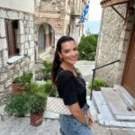 Nikoletta Ralli Instagram - Το χωριό μας♥️ 1. Το σπίτι μας🏡 2. Ο κήπος της Μαρίας 🌺 3. Οι κάτω βρύσες, που πλένανε παλιά ρούχα 💦 4. Η πλατεία του ονείρου ✨ 5. Το τραπέζι για το αποψινό δείπνο 🧂 Πλατανος ΑΧΑΙΑΣ